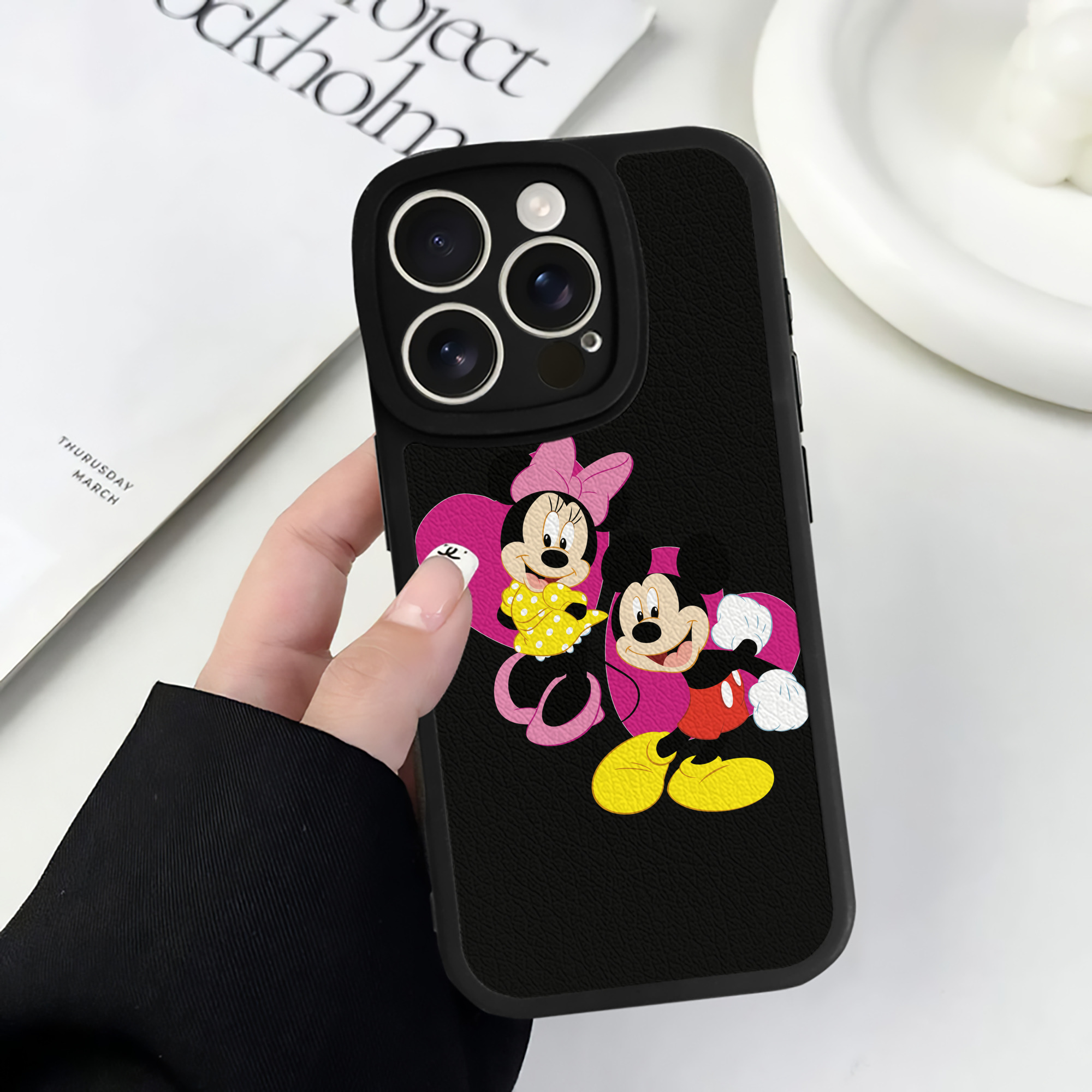 （画像用） ミッキーマウス Mickey Mouse 【iPhone 16シリーズ対応】シリコンスマホケース（レザー調） 材質：シリコン